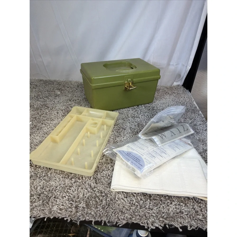 Vtg Wilson Wil-Hold Bright Blue Green Plastic Sewing Box with Tray 11